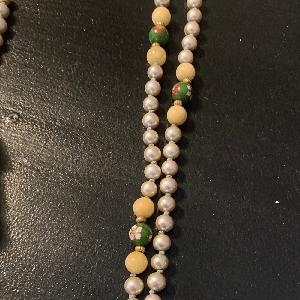Vintage- Elegant Pearl and Jade Necklace! - Picture 3 of 6